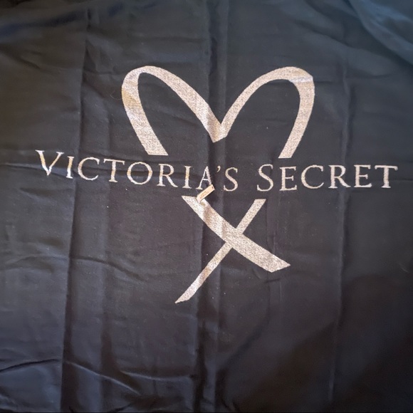🎁 Victoria’s Secret Fringed Throw - Picture 2 of 7